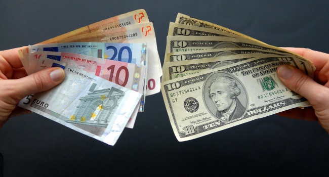 Украинцы начали избавляться от валютных накоплений