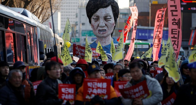 На протест против президента Южной Кореи принесли чучело 