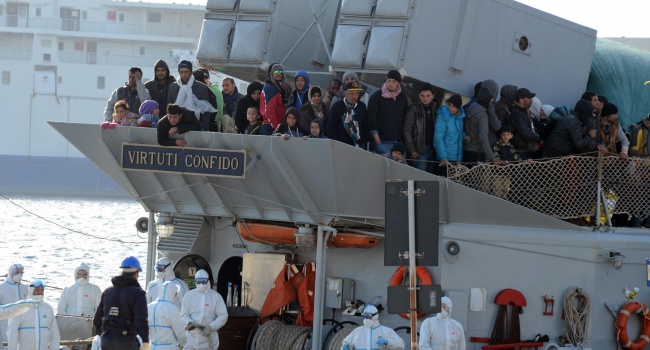 Береговая охрана Италии спасла 1164 мигранта во время шторма