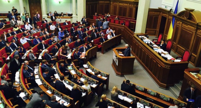 Парламент поддержал закон Порошенко о защите вложений физлиц «ПриватБанка»