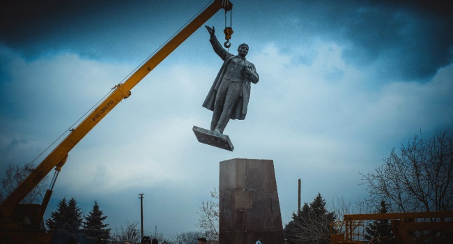 Кремль знову намагається вказувати які пам’ятники демонтувати, а які – залишати. Цього разу – полякам