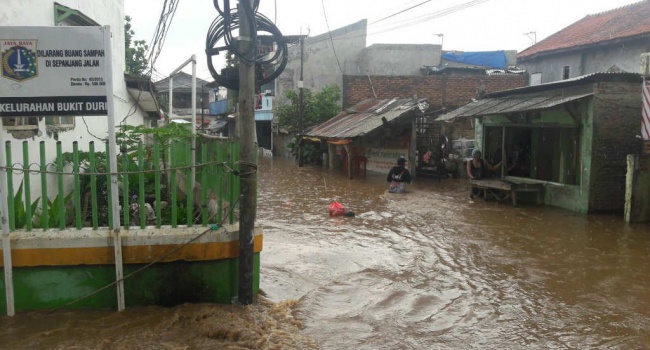В Индонезии массовая эвакуация из-за мощного наводнения