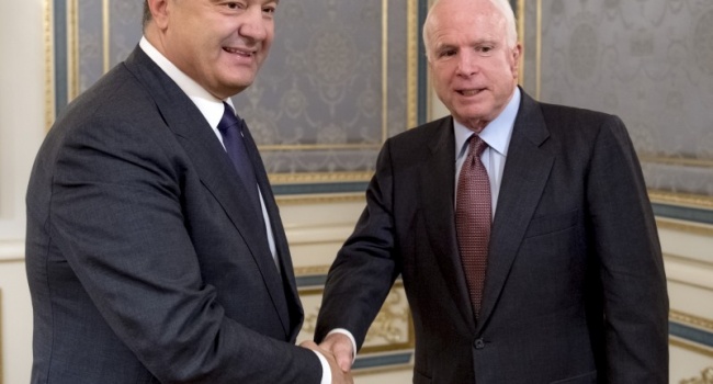 Мариуполь посетили Порошенко и сенаторы Штатов