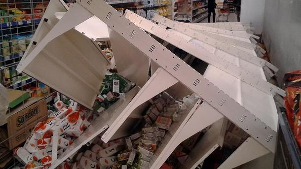 У столичному супермаркеті полиця з товарами привалила людину (ФОТО)
