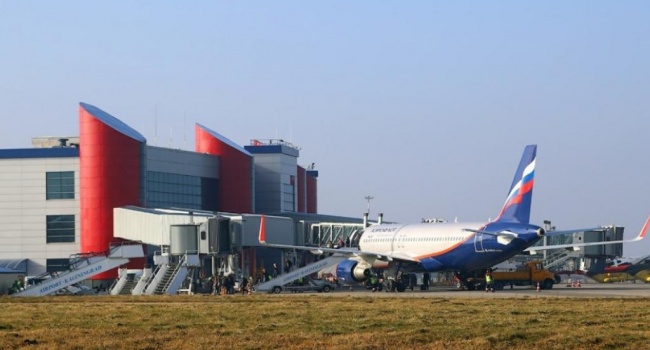 Сором продовжується – жертви аварійної посадки в Калінінграді кілька діб мерзнуть в аеропорту в очікуванні евакуації