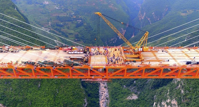 Китайцы открыли самый высокий подвесной мост в мире