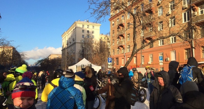 В соцсетях бурно обсуждают велопарад в Москве при -30 градусах