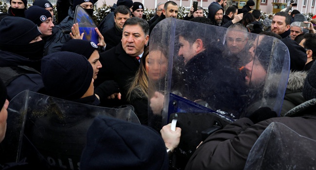 У Анкарі люди протестують проти розширення повноважень Ердогана У Анкарі люди протестують проти розширення повноважень Ердогана
