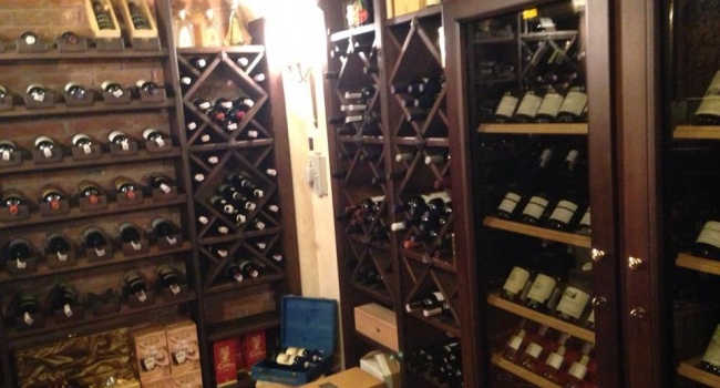 Фемида арестовала эксклюзивный алкоголь Януковича в Межигорье Фемида арестовала эксклюзивный алкоголь Януковича в Межигорье