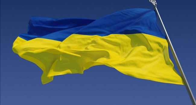 Над аэропортом в Донецке возвышается национальный флаг Украины