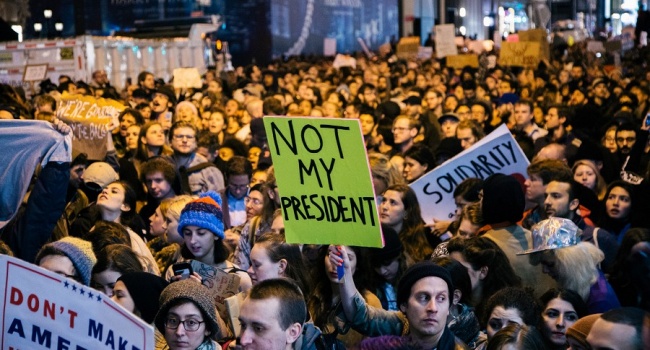 В США проходят массовые митинги против президентства Трампа