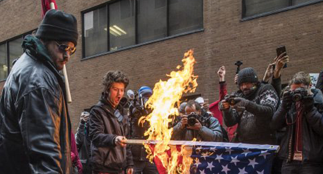 Противники Трампа в Канаде сожгли флаг США