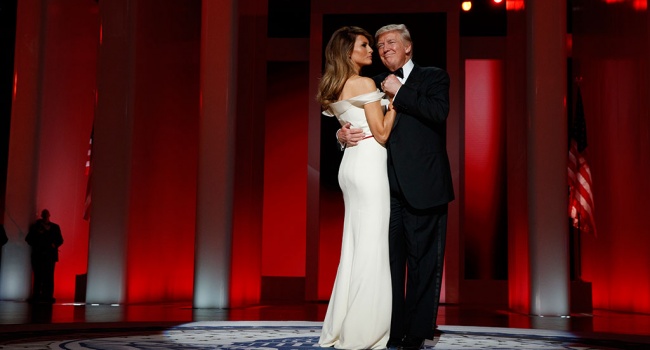 Мелания Трамп покорила американцев роскошным нарядом на инаугурационном балу