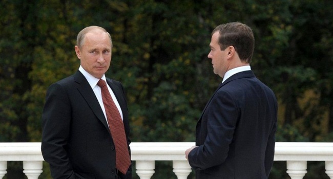 Эксперт: весной Путин планирует попрощаться с Медведевым
