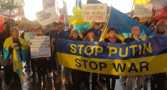 В РФ и мире люди митингуют против путинской агрессии в Украине