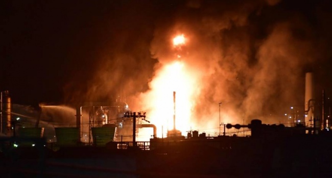 В Японии горит нефтеперерабатывающий завод
