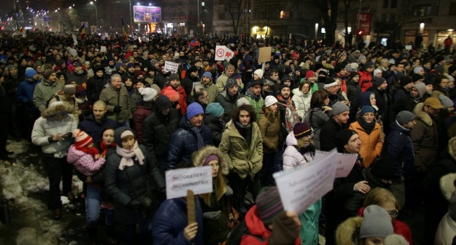 Тысячи румын протестуют против амнистии коррупционеров