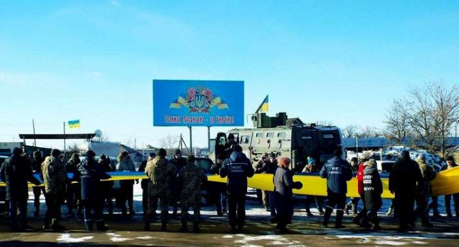 На Донбассе мирные жители развернули под носом у террористов 43-метровый украинский флаг 
