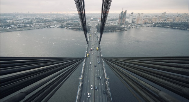 На Московском мосту в столице зафиксирована пробка в три километра