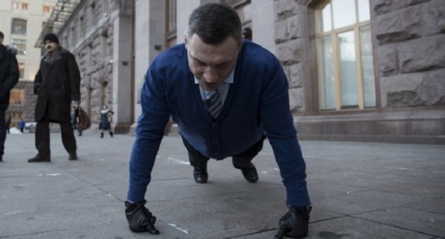 #22PushUpChallenge: Кличко устроил отжимания у здания КМДА