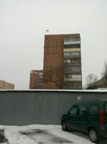 Многоэтажку в Донецке украсили украинским флагом Многоэтажку в Донецке украсили украинским флагом