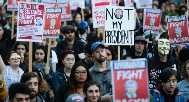 Мітинг проти Трампа - студенти палять вогнища і б’ють вітрини Мітинг проти Трампа - студенти палять вогнища і б’ють вітрини