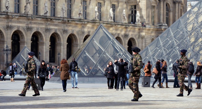 Вдалося уникнути багатьох жертв внаслідок спроби теракту в Луврі