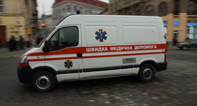 У Києві жінка потрапила під колеса вантажівки, послизнувшись на тротуарі У Києві жінка потрапила під колеса вантажівки, послизнувшись на тротуарі