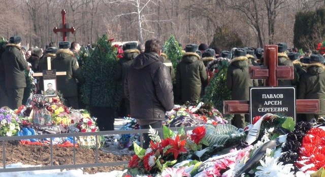 Жители Донецка на похоронах Гиви, - фоторепортаж