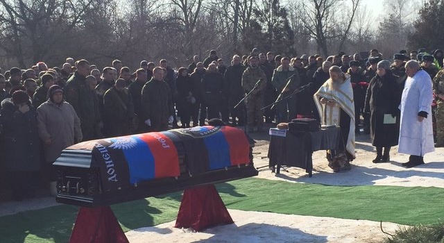 Жители Донецка на похоронах Гиви, - фоторепортаж