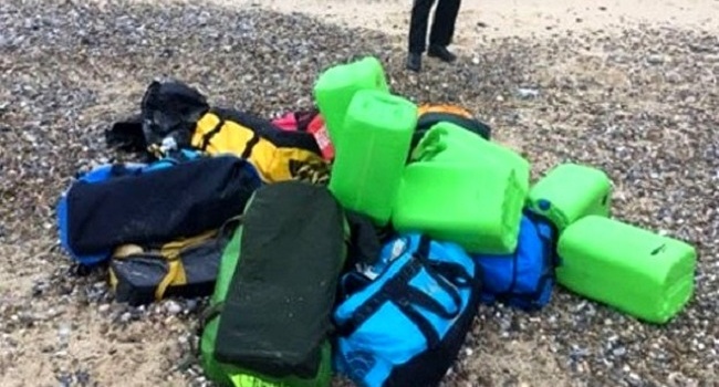 Мешки с 360 кг кокаина выбросило волнами на британский пляж