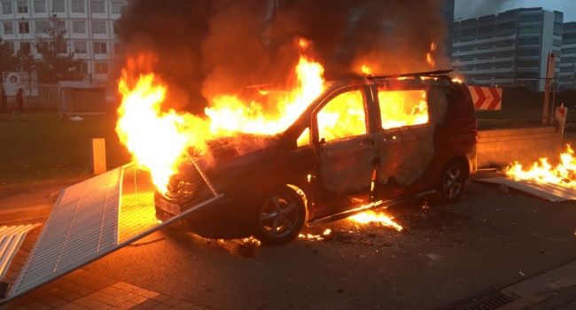 Протесты в Париже: активисты начали поджигать машины