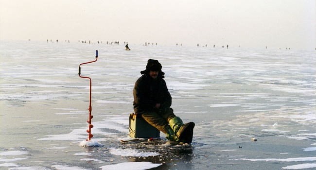 Водолазы Киева спасли рыбака, плывшего на льдине к устью Десны