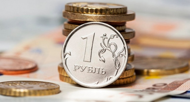 Эксперт: в России заговорили об искусственной девальвации рубля