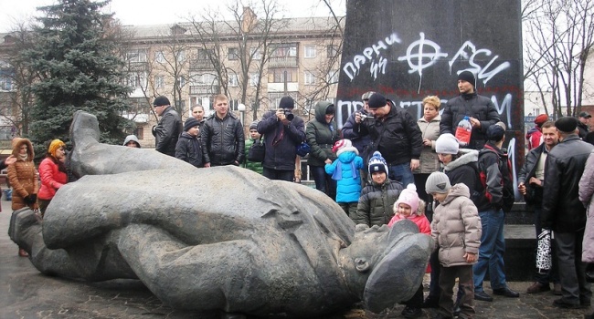 Многострадальный памятник Ленину в Чернигове лишился фрагментов