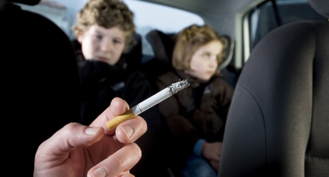 Батько-курець смертельно небезпечний для своїх дітей 