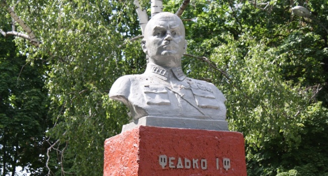 В рамках декоммунизации снесен памятник Федько в Сумах
