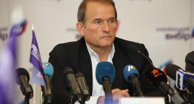 Блогер: Медведчук опустился до уровня шута