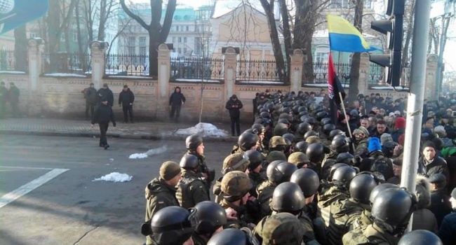 Пікет під Адміністраціє президента: учасники торгівельної блокади оголосили вимоги (фото) Пікет під Адміністраціє президента: учасники торгівельної блокади оголосили вимоги (фото)