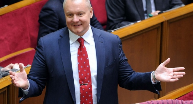 Журналіст: кілька десятків депутатів Верховної Ради хочуть злити державу, яка їх утримує