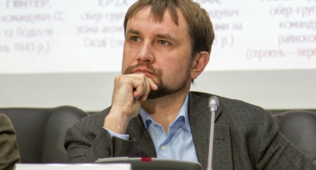 Вятрович сообщил о компромиссе 9 мая и 8 марта