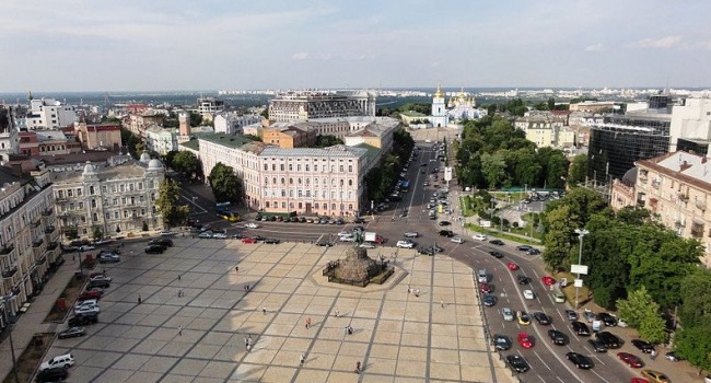 Софійську площу в Києві "закрили" від "автонахаб" 