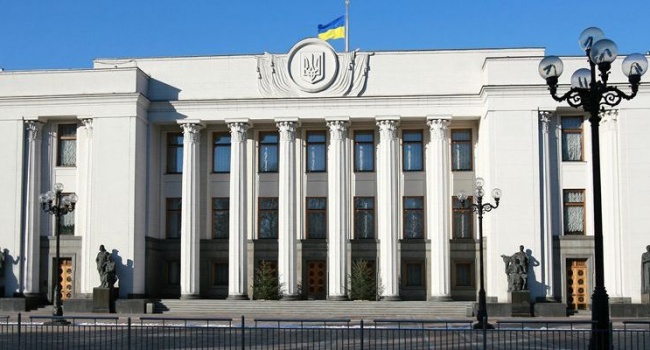 Біля українського парламенту тривають протести