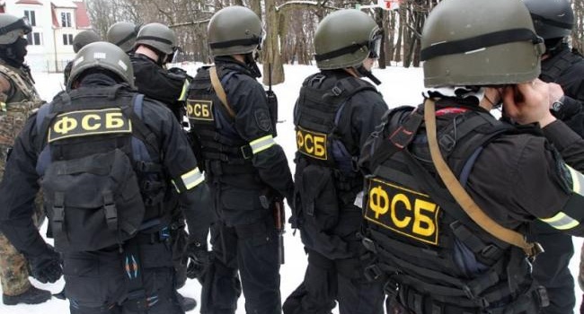 "Ще легко покарали": У Криму окупанти заарештували осіб, які знімали обшук 