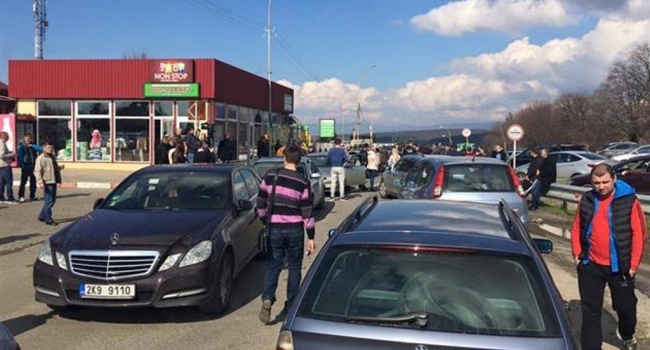 Автомобілісти України блокують траси міжнародного значення 