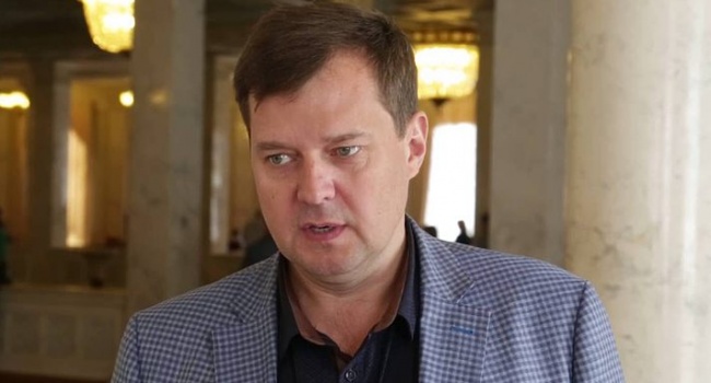 Блогер: СБУ два года не видела человека с депутатским значком, который звал в Украину «русский мир» Блогер: СБУ два года не видела человека с депутатским значком, который звал в Украину «русский мир»