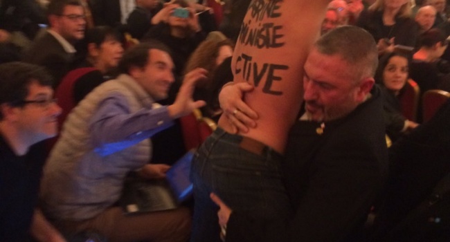 Обнажённая активистка Femen пыталась сорвать выступление Марин Ле Пен