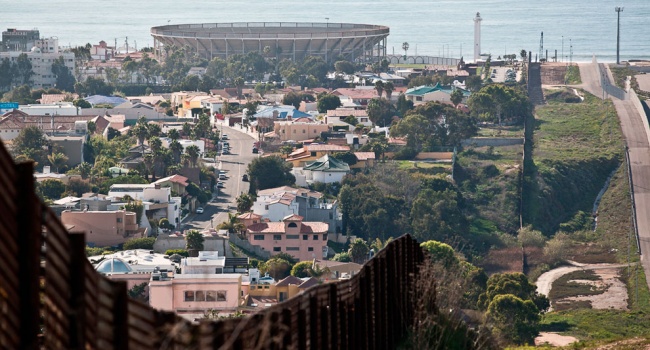 В США почалися пошуки компанії для будівництва стіни з Мексикою