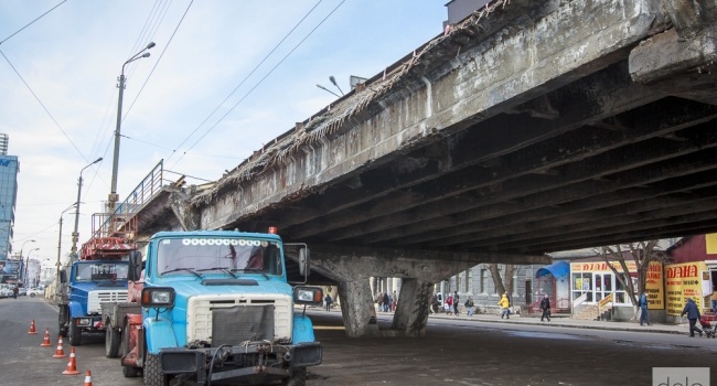 Появились первые снимки Шулявского моста после обрушения