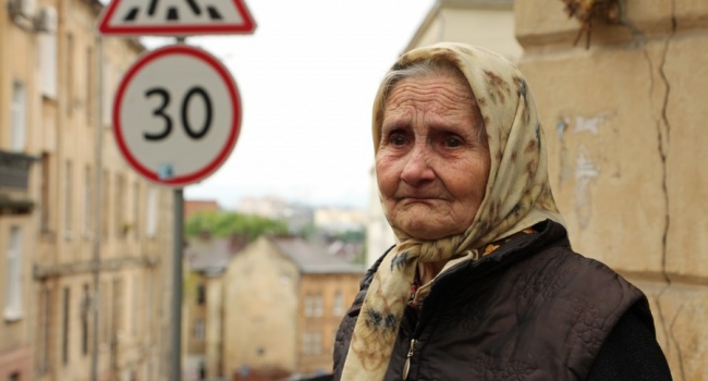 Блумберг: Украина попала в десятку беднейших стран мира